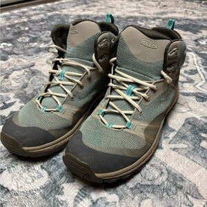 Keen Outdoor hiking Boots in Gray and Teal